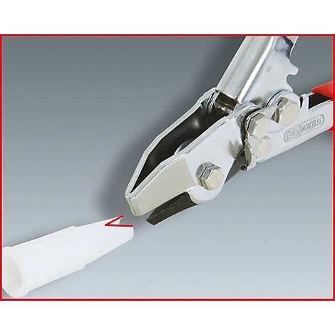 Nahaufnahme einer Zange, die eine Kunststofftülle anspitzt. Der Hintergrund ist grau.