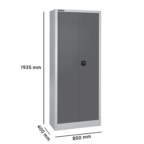 Grijze, hoge kast met twee deuren, een zwarte handgreep en afmetingen.