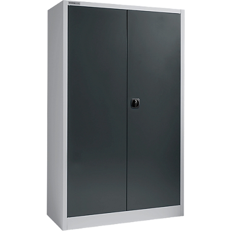 Grijze metalen kast met dubbele deuren, zwarte handgreep, tegen een neutrale achtergrond.
