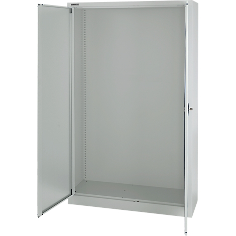 Open, lege stalen kast in lichtgrijs. Eén deur staat open.