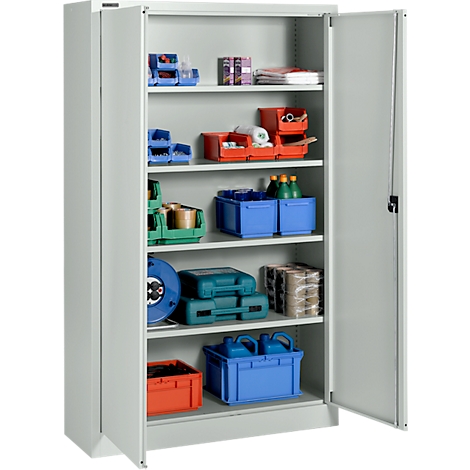 Grijze kast met open deuren. Op de planken staan verschillende dozen, bakken en gereedschappen.