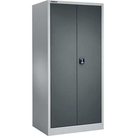 Grijze stalen kast met dubbele deuren en metalen handvat. Op een lichte achtergrond.