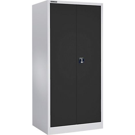 Grijze kast met twee zwarte deuren en een zilveren handvat. De kast staat op een witte vloer.