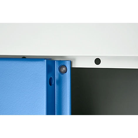 Blau metalen hoek, een zwarte ronde knop is zichtbaar. Boven een witte plaat met een gat.