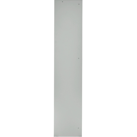 Smalle, lichtgrijze deur met vier kleine, donkere stippen.
