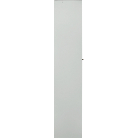 Een witte, smalle deur met een kleine knop en handvat.
