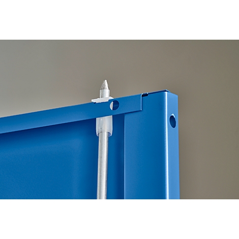 Close-up van blauwe metalen constructie met witte clip en staaf. Boorgaten.