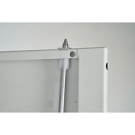 Close-up van een wit frame met een zilverkleurig metalen onderdeel en een conische punt.