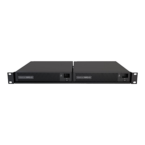 Zwei schwarze Matrox NRG-5 Rack-Einheiten nebeneinander vor weißem Hintergrund.