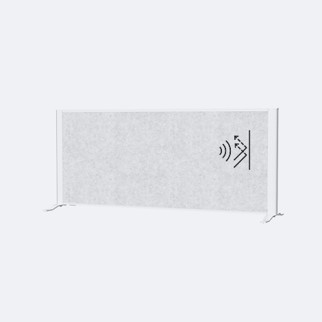 Grijze geluiddichte gordijn, symbool voor geluidsabsorptie erachter. Lichte omgeving, rechthoekig, op steunen.