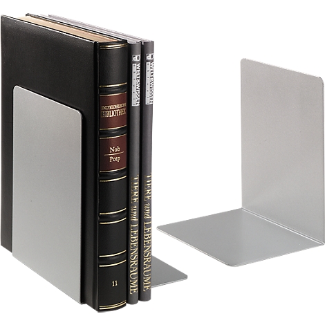 Twee zilveren boekensteunen naast drie boeken. De boeken hebben zwarte en gouden banden met titels in het Duits.