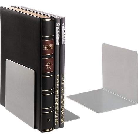 Metalen boekensteunen houden meerdere boeken vast. Links een zwart boek, daarnaast twee smalle boeken met gouden opdruk.