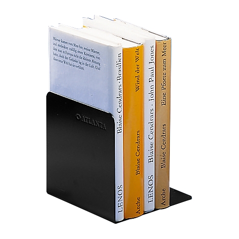 Zwarte boekensteunen met vier boeken. Titels: Brasilien, Wind der Welt, John Paul Jones en Eine Pforte zum Meer.