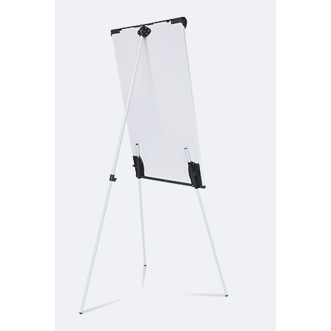 Ein weißes Flipchart auf einem dreibeinigen, weißen Ständer. Die Tafel ist nach hinten geneigt, der Hintergrund ist hellgrau.