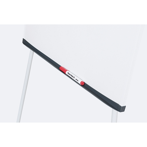 Nahaufnahme eines Flipcharts mit rotem Stift. Der Stift ist mit „Topliner 90“ beschriftet.