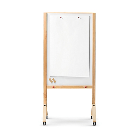 Flipchart mit hellem Holzrahmen und weißer Tafel, vor weißem Hintergrund.