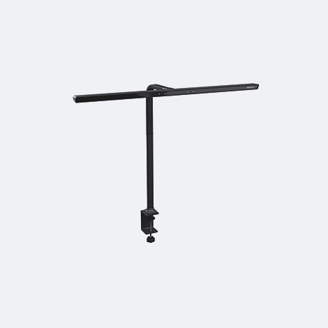 Une lampe à pince noire avec un bras courbé et une tête de lampe cylindrique, fixée à un dispositif de serrage.