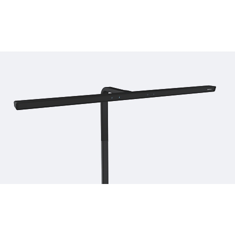 Une lampe de bureau noire et élégante avec un long luminaire horizontal et un pied vertical, sur fond blanc.