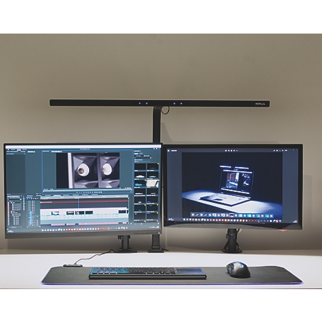 Grijze bureaulamp, gebogen, met rechthoekige armatuur, op een witte achtergrond.