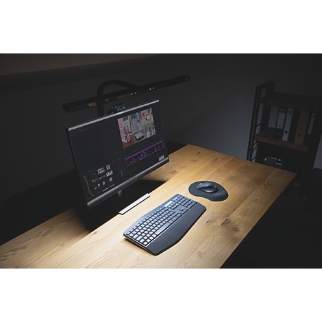 Twee monitoren op een bureau. Workflows zijn zichtbaar op de monitoren, waaronder videobewerkingssoftware. Toetsenbord en muis staan op het bureau.