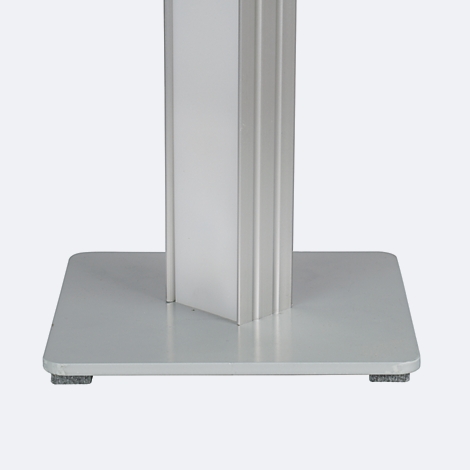 Detailaufnahme einer silbernen Säule mit quadratischem Fuß. Der Fuß hat kleine, dunkle Füße zur Stabilisierung.