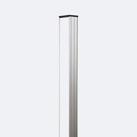 Eine lange, säulenartige Aluminiumkonstruktion mit einem schwarzen Abschluss, steht vor einem weißen Hintergrund.