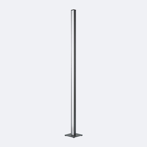 Schlanke, silberne Stehleuchte auf quadratischer Basis.