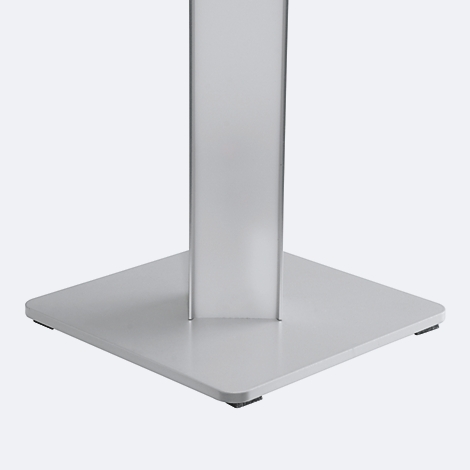 Detailaufnahme einer silberfarbenen Tischfuß-Konstruktion. Quadratische Basis mit vertikaler Säule, leichter Schatten.