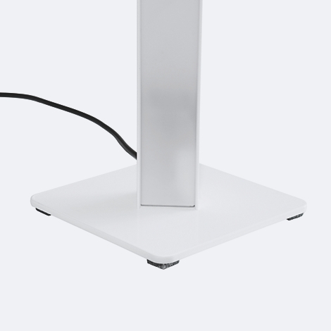 Nahaufnahme der weißen Basis einer Stehlampe, ein schwarzes Kabel führt nach links.