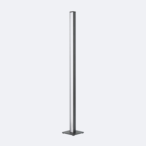 Schlanke, dunkle Stehlampe mit quadratischem Fuß und einem hellen, vertikalen Lichtstreifen.