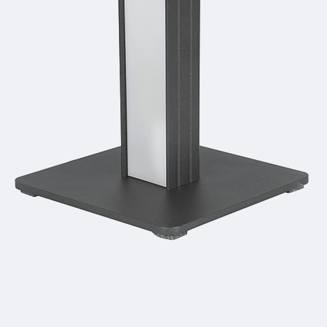 Detailaufnahme einer schwarzen, quadratischen Lampenbasis mit Säule. Die Säule hat eine weiße, leuchtende Oberfläche.