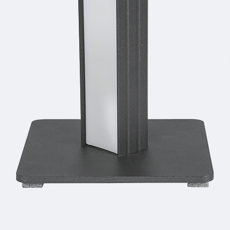 Detailaufnahme einer schwarzen Standleuchte: Sockel mit Standfuß, Säule mit weißem Leuchtbereich. Neutraler Hintergrund.