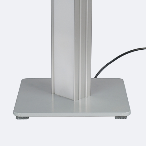 Detailaufnahme einer silberfarbenen Säule mit rechteckigem Fuß und einem schwarzen Kabel.