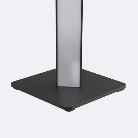 Nahaufnahme des schwarzen, quadratischen Fußes einer Stele mit einem grauen, rechteckigen Element in der Mitte.