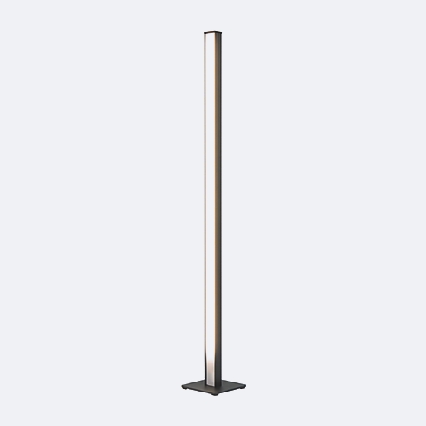 Schlanke, hohe Stehlampe auf quadratischer Basis. Die Lichtleiste verläuft vertikal, strahlt warmes Licht aus.