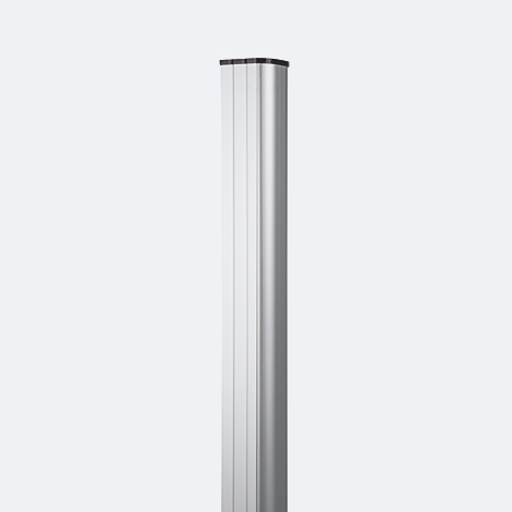 Silberne, geriffelte Säule mit schwarzer Abdeckung, vor weißem Hintergrund.