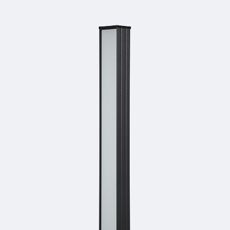 Eine schlanke, schwarze Säule mit einem weißen, leuchtenden Streifen in der Mitte, vor hellem Hintergrund.