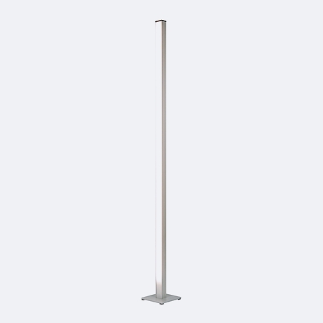 Eine schlanke Stehlampe auf quadratischem Sockel. Das Licht leuchtet vertikal nach oben.