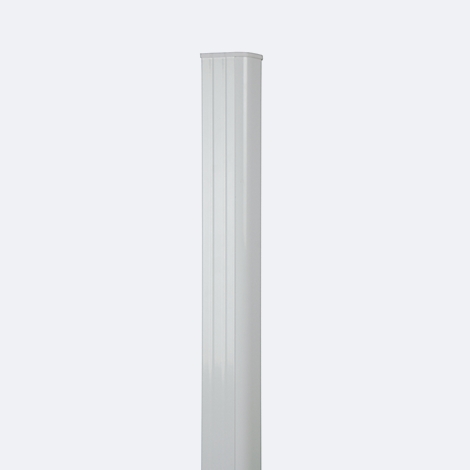 Graue, geriffelte Säule, rechteckig, vor hellem Hintergrund.