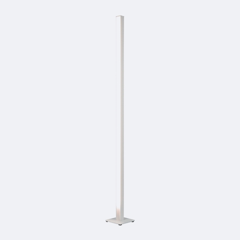 Eine schlanke, weiße Stehlampe auf quadratischem Fuß. Der Schaft ist gerade und verläuft bis zur Decke. Sanftes Licht strahlt.