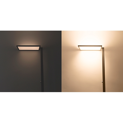 Vergleich zweier Lichtstimmungen einer modernen, rechteckigen Stehleuchte vor einer Wand.