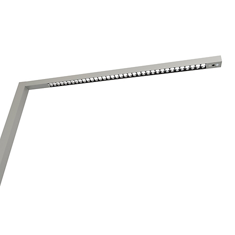 Moderne, silberfarbene LED-Schreibtischleuchte mit schlankem, abgewinkeltem Design vor weißem Hintergrund.