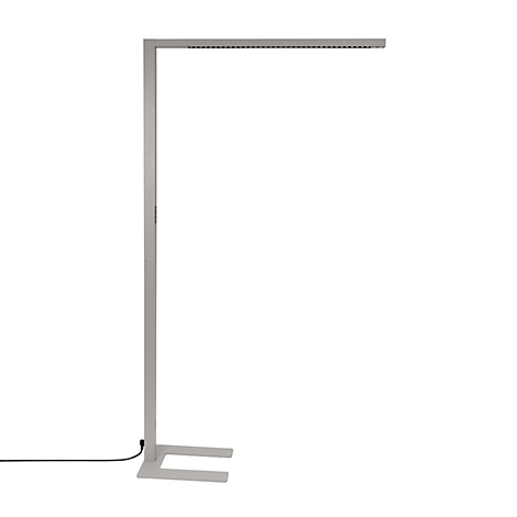 Moderne Stehleuchte aus silbernem Metall mit minimalistischem L-Design auf weißem Hintergrund.