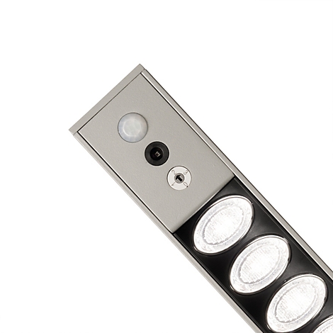 Detailansicht einer silbernen LED-Lichtleiste mit integriertem Bewegungsmelder und schwarzem Reflektor.