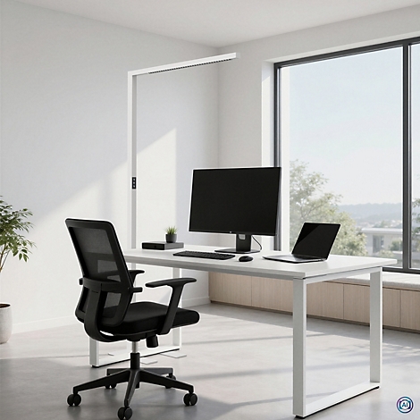 Moderner Arbeitsplatz mit weißem Schreibtisch, schwarzem Bürostuhl, Monitor, Laptop und hoher Stehleuchte.