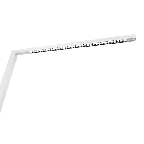 Weiße, minimalistische LED-Schreibtischleuchte mit schmalem, linearem Leuchtkopf auf weißem Hintergrund.