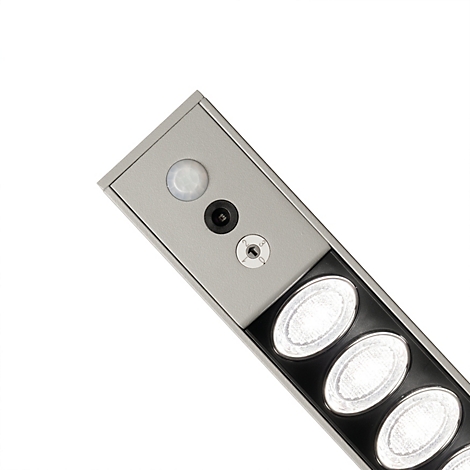 Close-up van een langwerpige lamp met geïntegreerde bewegingsmelder, sensor en drie ronde ledlampen.