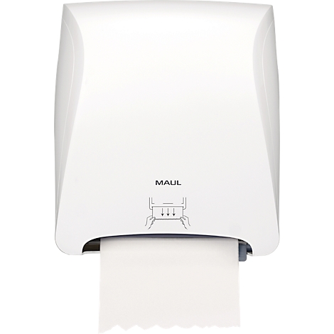 Distributeur d'essuie-mains en papier blanc avec lettrage MAUL. Essuie-mains en papier dépasse. Des mains tenant le papier sont représentées en dessous.