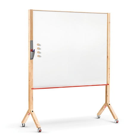 Mobiles Whiteboard mit hellem Holzrahmen, roter Ablageleiste und Rollen vor weißem Hintergrund.