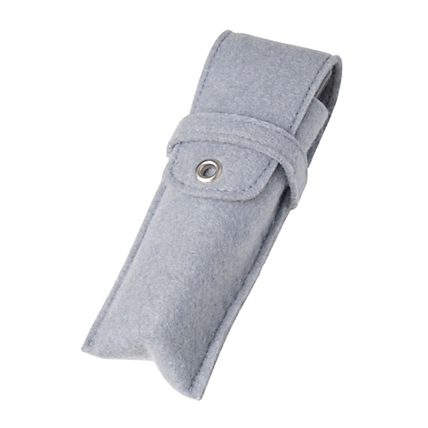 Lichtgrijs etui van vilt met een klep en een zilverkleurig metalen oogje als sluiting tegen een witte achtergrond.